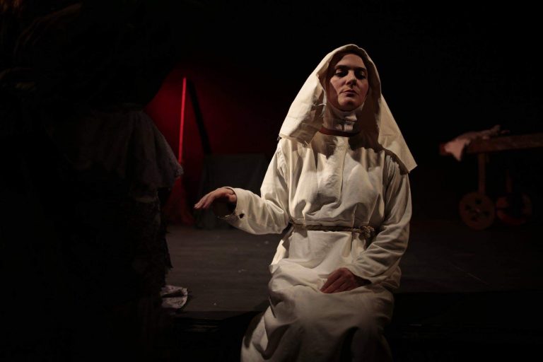 “LA SANTA SULLA SCOPA”: al Teatro Le Sedie la commedia di Luigi Magni