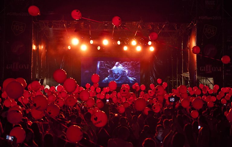 “IT CAPITOLO DUE” al Giffoni Film Festival 2019 – GLI ICONICI PALLONCINI ROSSI DI PENNYWISE HANNO INVASO GIFFONI EXPERIENCE – Le Immagini e il Video.