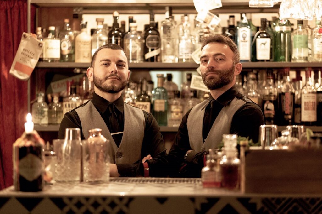 da-sinistra-Giambattista-Rizzi-e-Filippo-Veneziani-proprietari-e-bartender-del-Southside-Cocktail-Bar-di-Monopoli-2