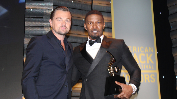 ABFF Honors, Leonardo DiCaprio consegna il premio Excellence in the Arts Award a Jamie Foxx