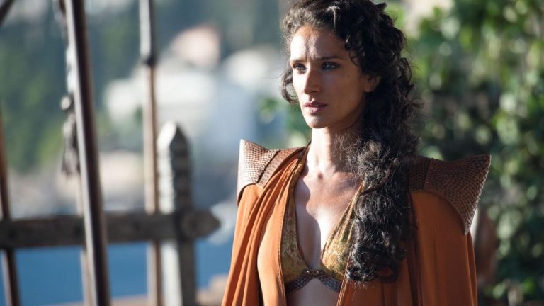 L’interprete de “Il Trono di Spade” Indira Varma contagiata dal COVID – 19