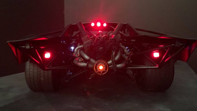 The Batman: la Batmobile si prepara a tornare sul set, le immagini dei test drive