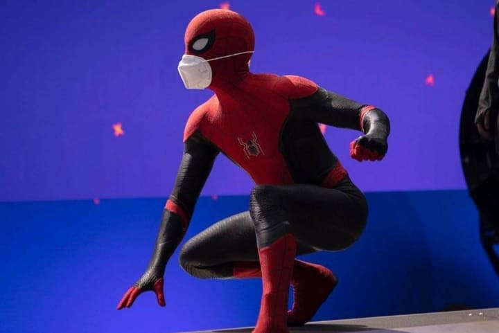 Spider – Man 3: Tom Holland condivide le prime foto dal set in costume