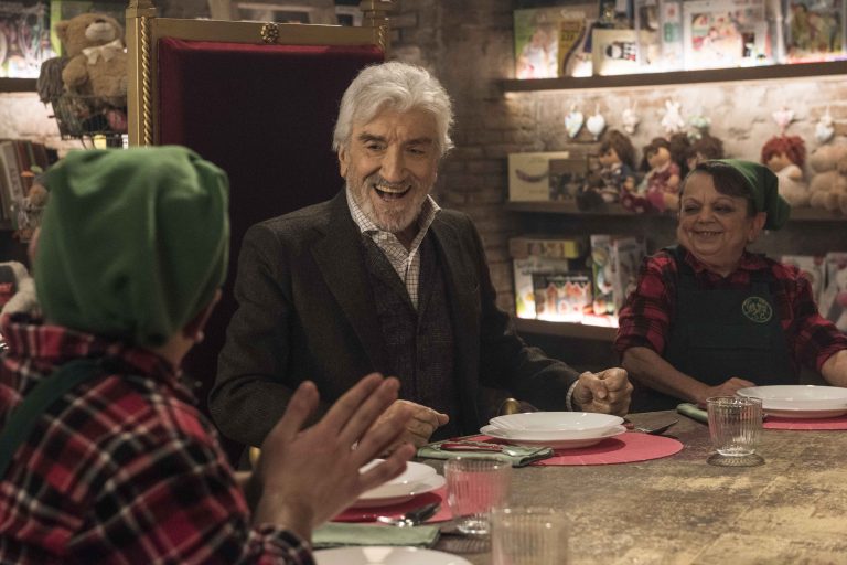 “Io sono Babbo Natale”: la Clip del film con Gigi Proietti e Marco Giallini