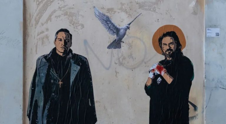 “Christian”: apparsa a Roma l’opera del celebre street artist Tvboy dedicata alla serie Sky Original da stasera su Sky e NOW