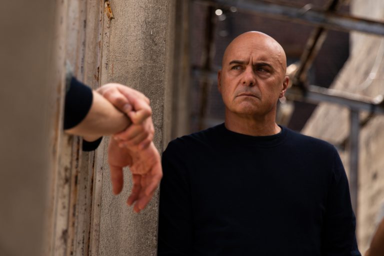 “IL RE”: il regista Giuseppe Gagliardi, il protagonista Luca Zingaretti e il cast presentano il prison drama dal 18 marzo su Sky – Incontro Stampa