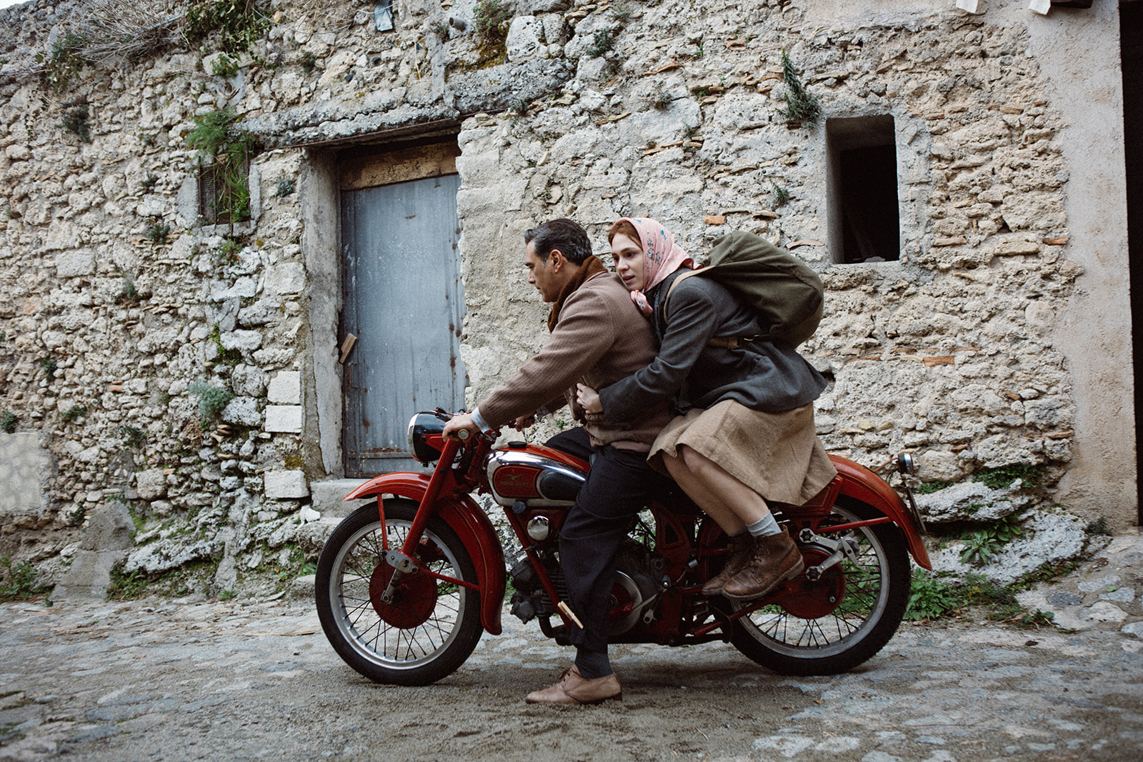 un uomo e una donna a bordo di una motocicletta