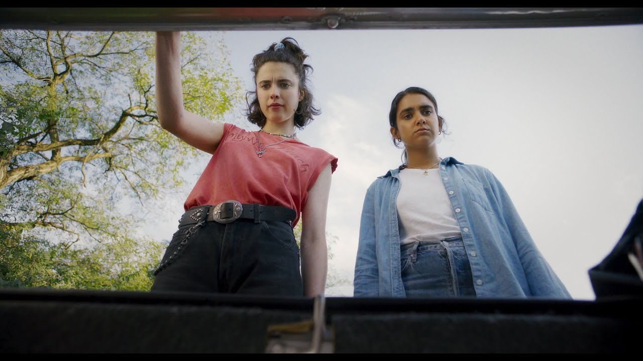 Margaret Qualley e Geraldine Viswanathan in drive-Away Dolls