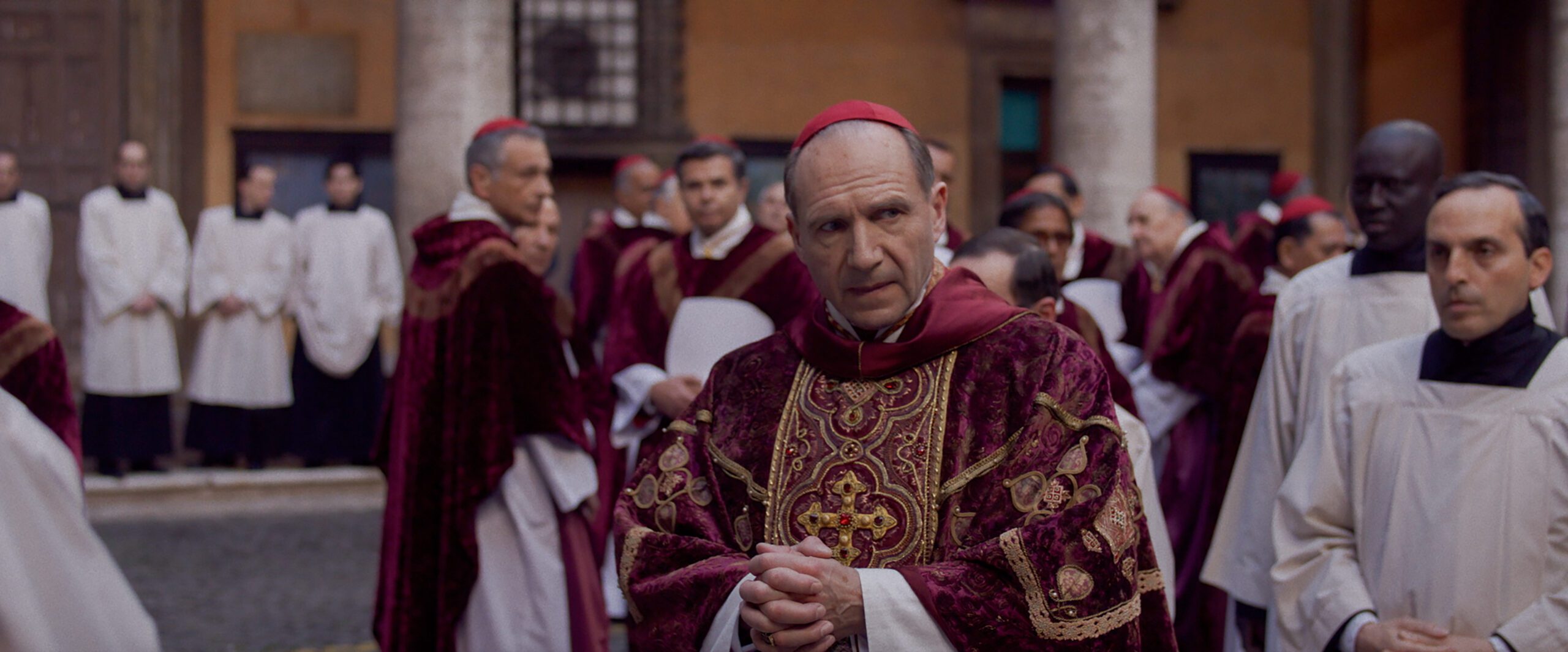 Conclave: il trailer italiano e le immagini del film di Edward Berger con Ralph Fiennes