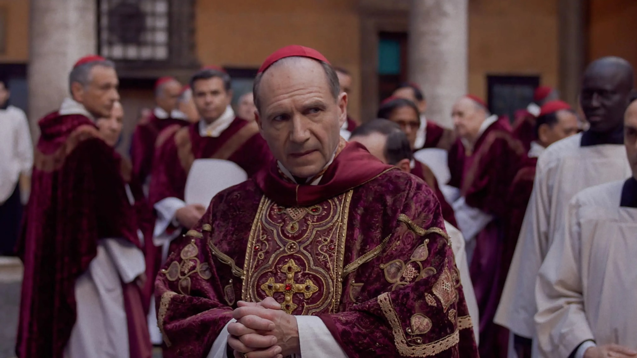 Conclave: le prime immagini del film con Ralph Fiennes e Isabella Rossellini