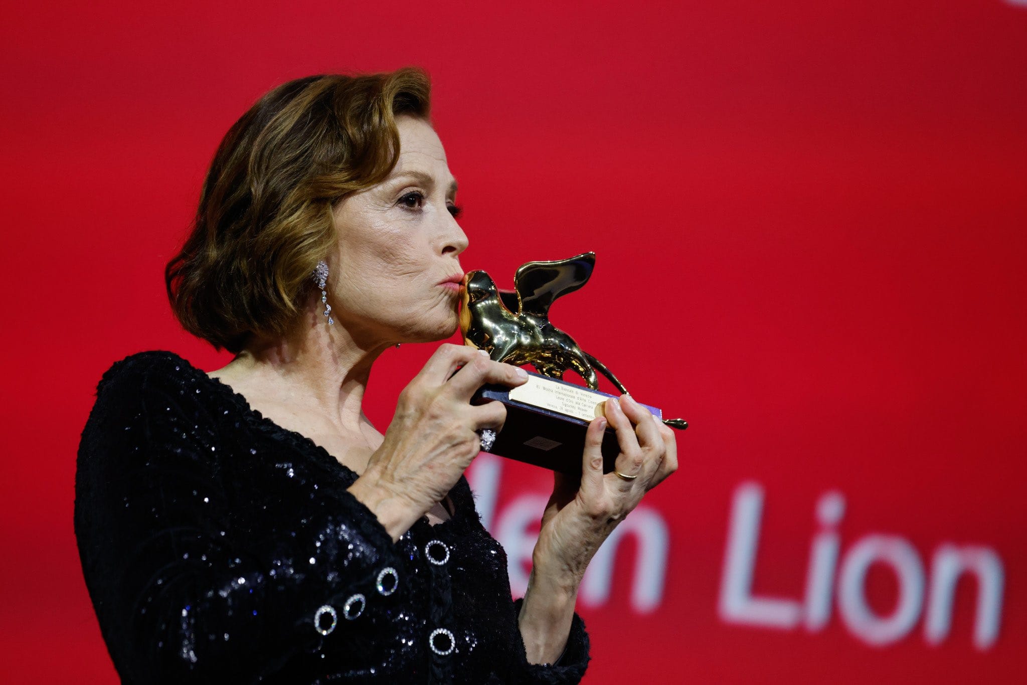 Venezia 81: Sigourney Weaver riceve il Leone d’Oro alla Carriera “Sono certa di stare sognando”