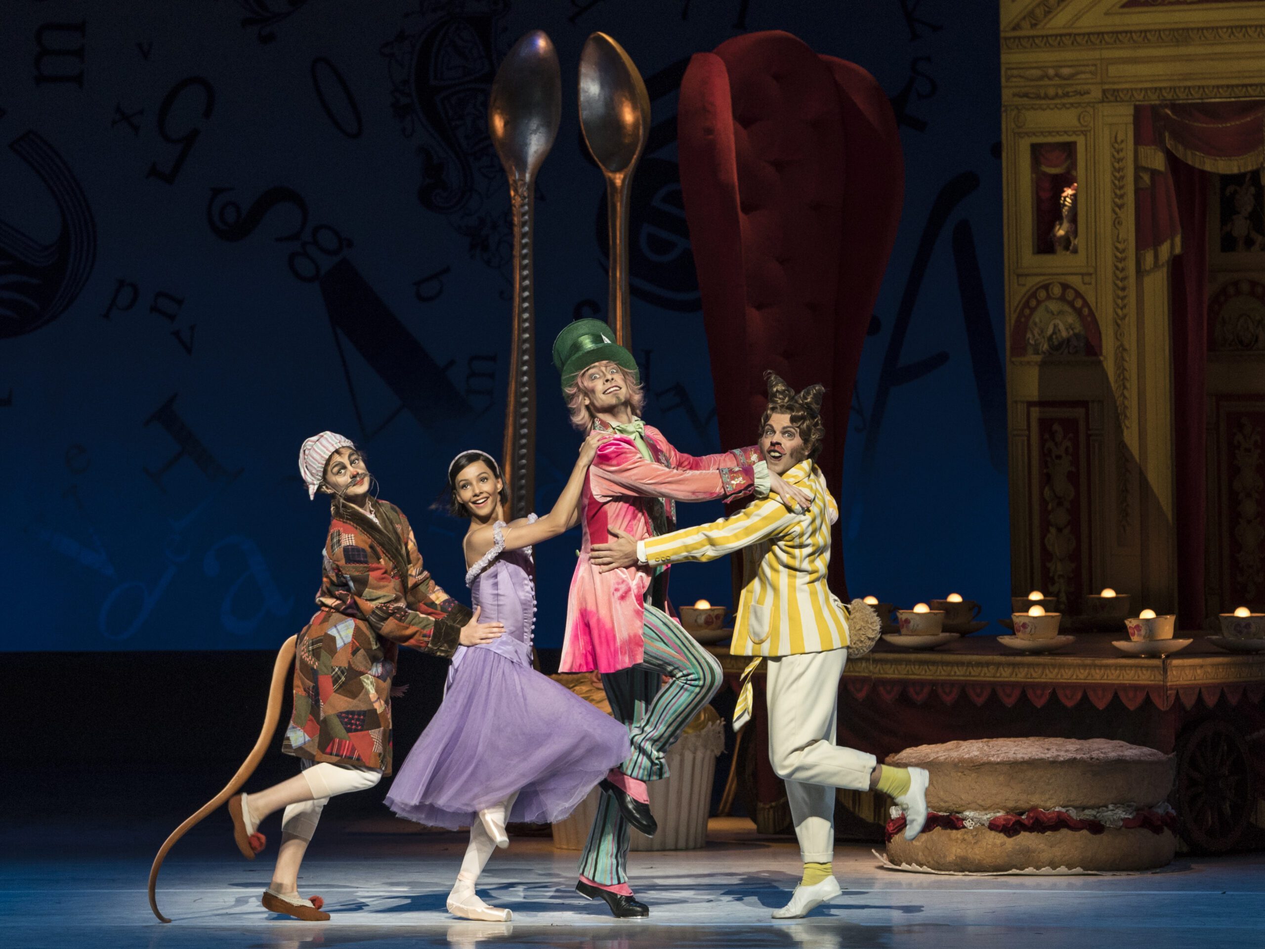 scena spettacolo royal ballet alice nel paese delle meraviglie