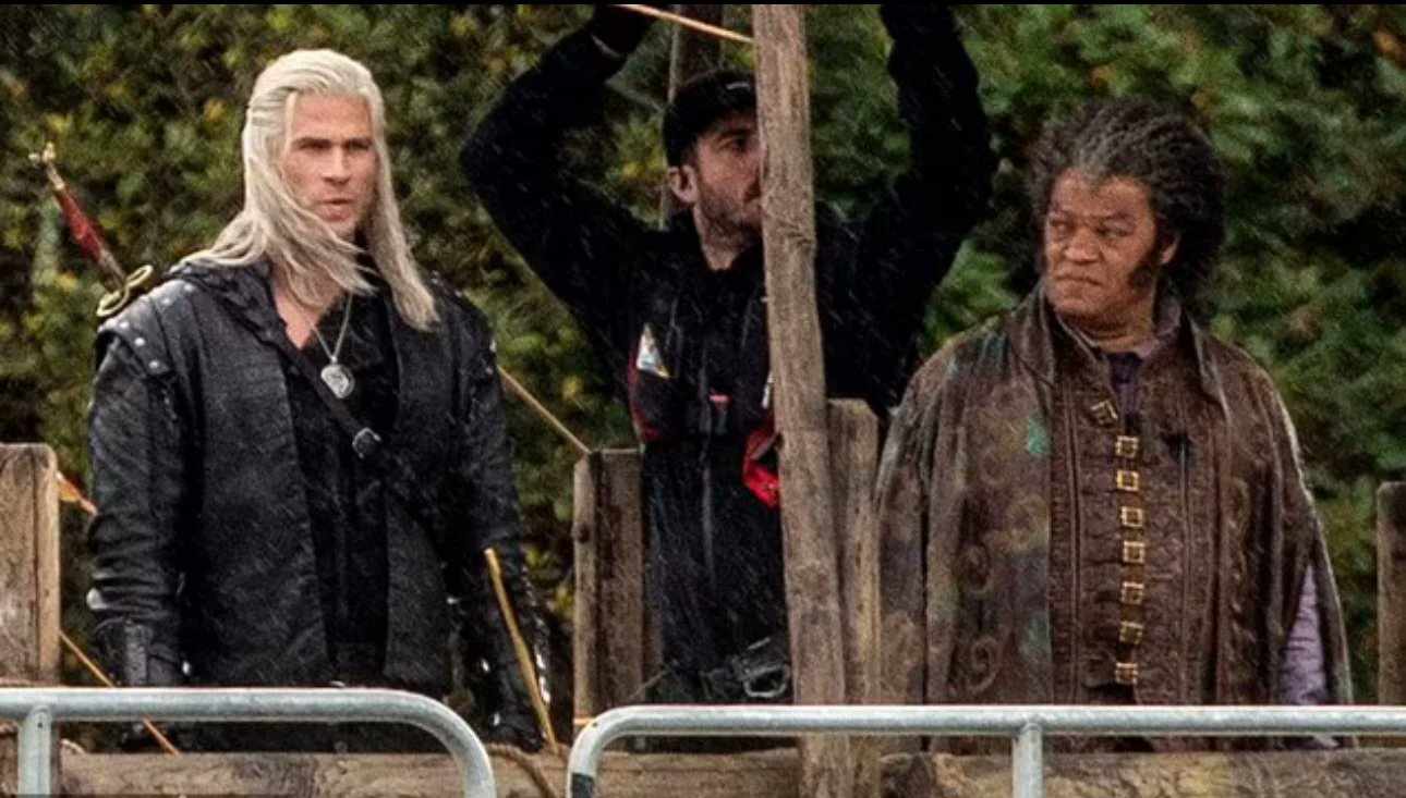 The Witcher: Liam Hemsworth e Laurence Fishburne nelle nuove immagini dal set