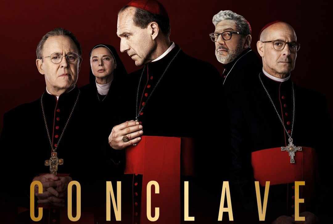 Conclave: il poster italiano del film con Ralph Fiennes al cinema dal 19 dicembre