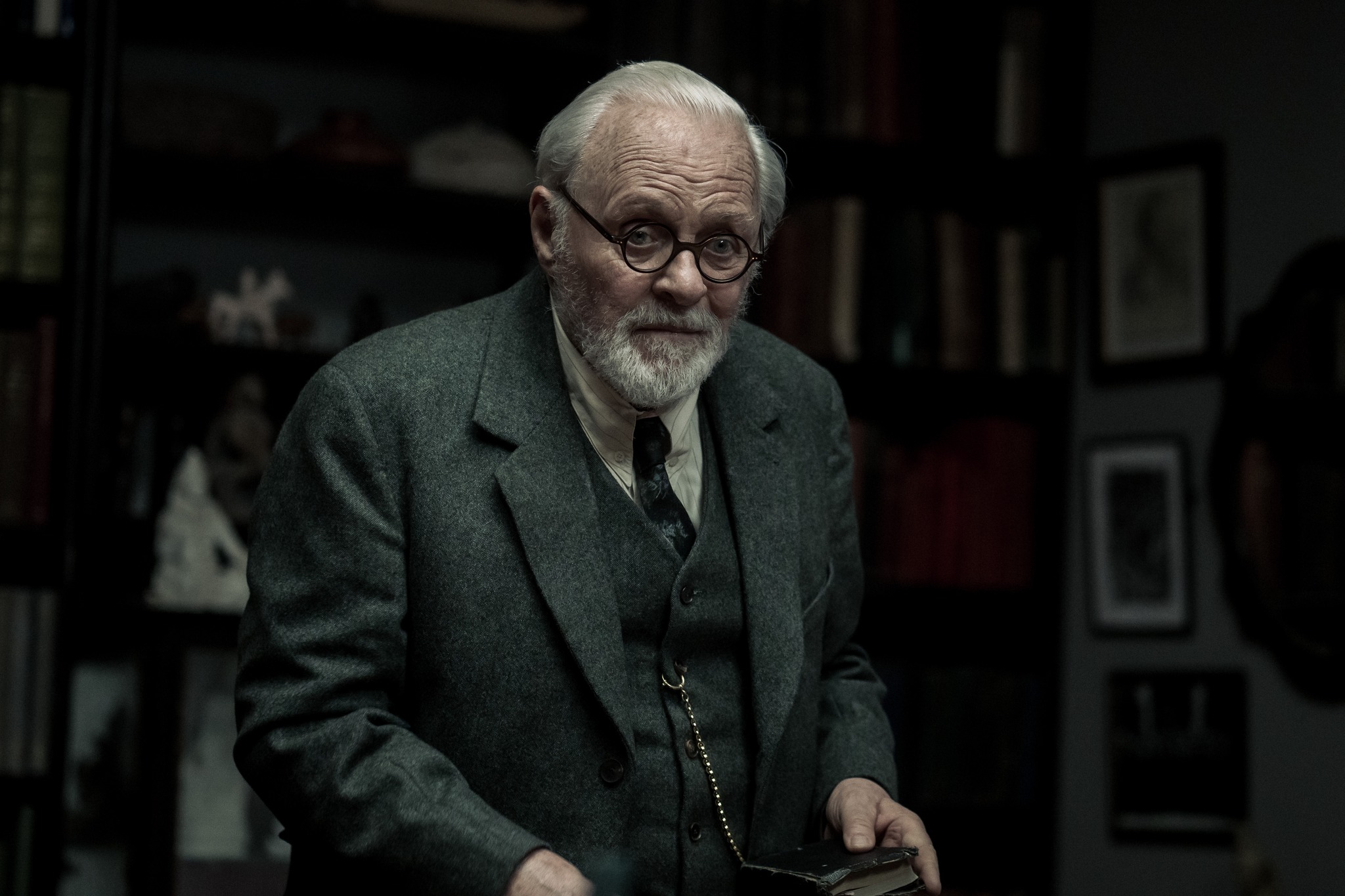 Freud – L’Ultima Analisi: il poster e il trailer italiano del film con Anthony Hopkins e Matthew Brown