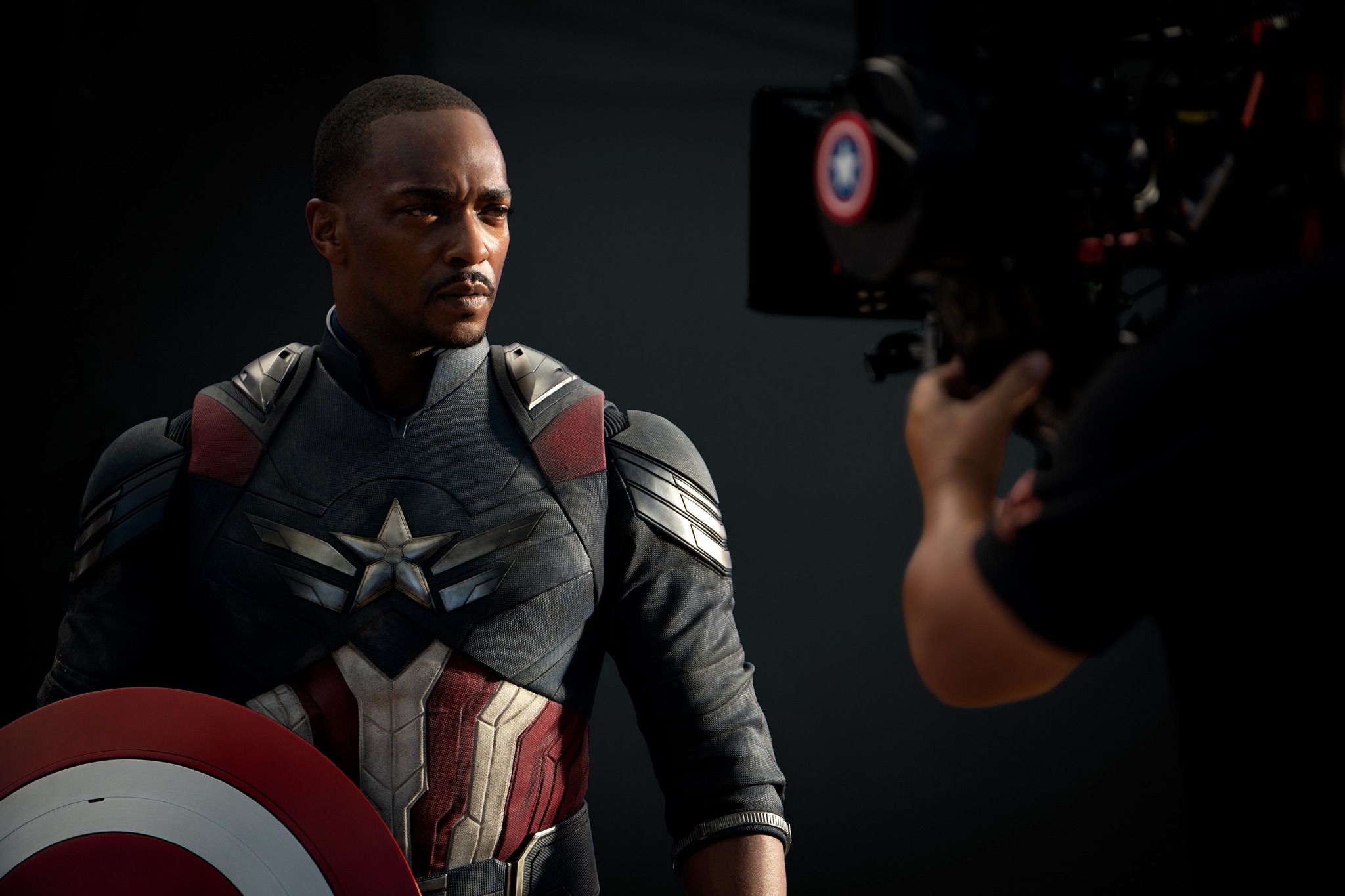 Anthony Mackie behind the scenes of Marvel Studios' CAPTAIN AMERICA: BRAVE NEW WORLD. Photo by Eli Adé. © 2024 MARVEL.