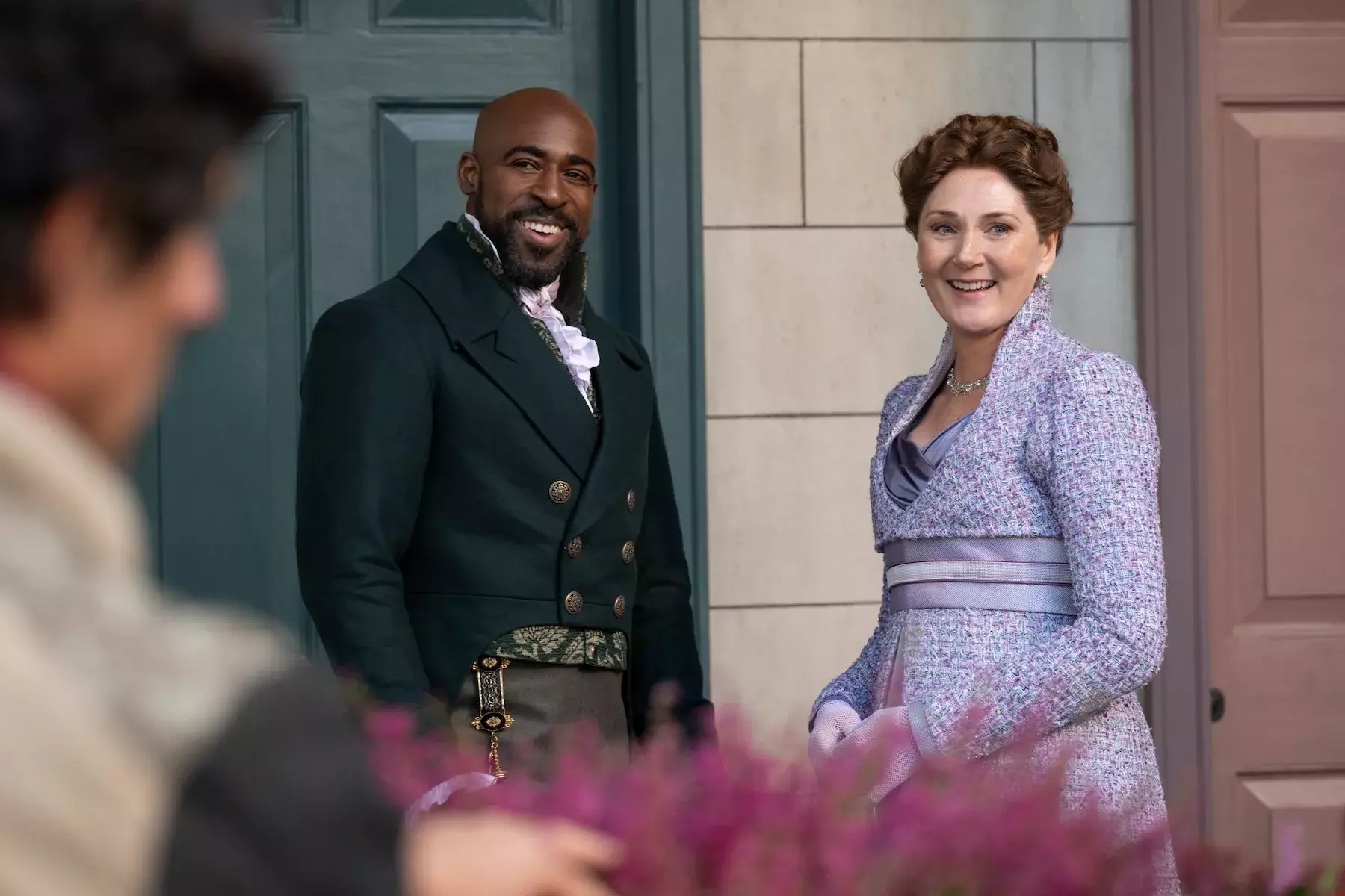 Bridgerton. (Da sinistra a destra) Daniel Francis nel ruolo di Lord Anderson, Ruth Gemmell nel ruolo di Lady Violet Bridgerton nell'episodio 402 di Bridgerton. Cr. Liam Daniel/Netflix © 2025
LIAM DANIEL/NETFLIX