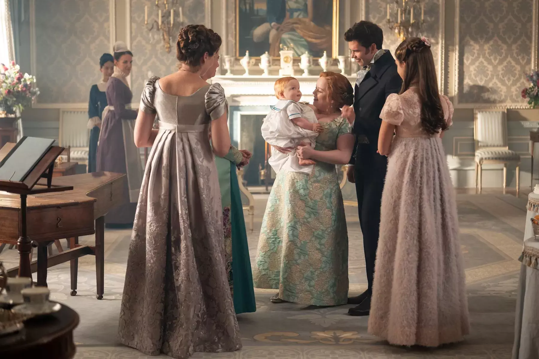 Bridgerton. (Da sinistra a destra) Sophie Lamont nel ruolo di Celia, Ruth Gemmell nel ruolo di Lady Violet Bridgerton, Polly Walker nel ruolo di Lady Featherington, Nicola Coughlan nel ruolo di Penelope Featherington, Luke Thompson nel ruolo di Benedict Bridgerton, Florence Hunt nel ruolo di Hyacinth Bridgerton nell'episodio 401 di Bridgerton. Cr. Liam Daniel/Netflix © 2025
LIAM DANIEL/NETFLIX