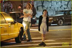 zoe-kravitz-austin-butler-film-night-scenes-for-caught-stealing-03