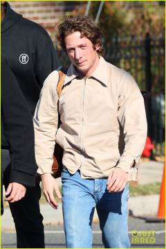 jeremy-allen-white-as-bruce-springsteen-on-set-38