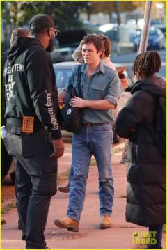 jeremy-allen-white-as-bruce-springsteen-on-set-32