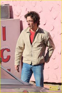 jeremy-allen-white-as-bruce-springsteen-on-set-42