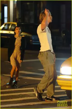 zoe-kravitz-austin-butler-film-night-scenes-for-caught-stealing-34