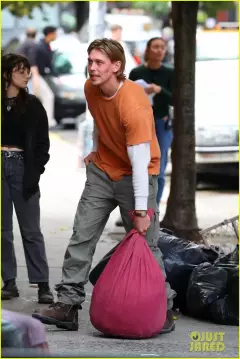 austin-butler-caught-stealing-set-18