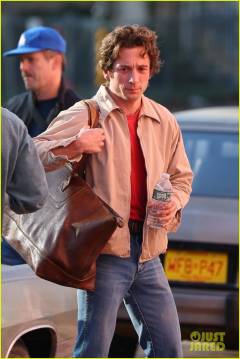 jeremy-allen-white-as-bruce-springsteen-on-set-10