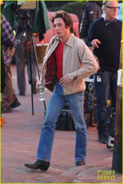 jeremy-allen-white-as-bruce-springsteen-on-set-07