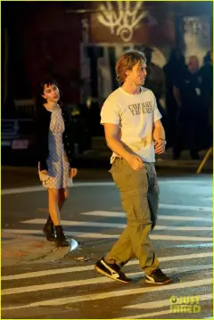 zoe-kravitz-austin-butler-film-night-scenes-for-caught-stealing-10