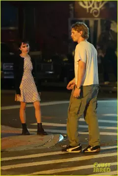 zoe-kravitz-austin-butler-film-night-scenes-for-caught-stealing-05