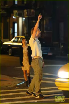 zoe-kravitz-austin-butler-film-night-scenes-for-caught-stealing-35