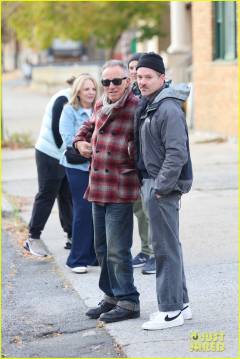 bruce-springsteen-visits-jeremy-allen-white-on-deliver-me-from-nowhere-set-in-nj-13