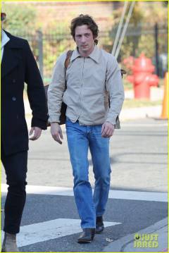 jeremy-allen-white-as-bruce-springsteen-on-set-14