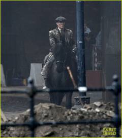 cillian-murphy-rebecca-ferguson-peaky-blinders-set-07