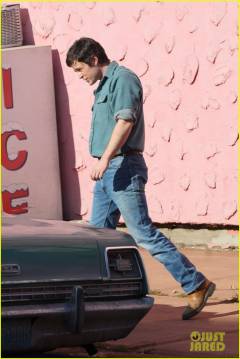 jeremy-allen-white-as-bruce-springsteen-on-set-11