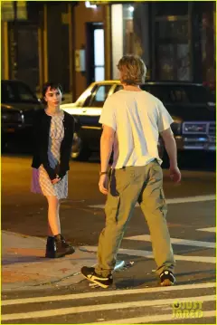 zoe-kravitz-austin-butler-film-night-scenes-for-caught-stealing-33