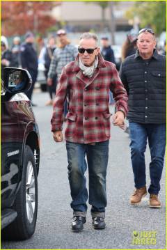 bruce-springsteen-visits-jeremy-allen-white-on-deliver-me-from-nowhere-set-in-nj-19