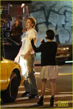 zoe-kravitz-austin-butler-film-night-scenes-for-caught-stealing-24