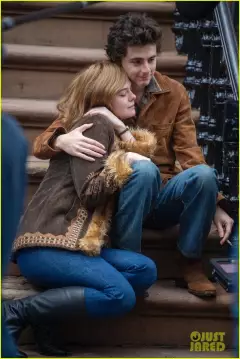 timothee-chalamet-elle-fanning-get-cozy-on-a-complete-unknown-in-hoboken-02