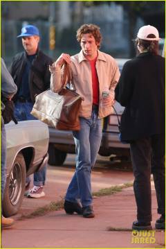 jeremy-allen-white-as-bruce-springsteen-on-set-16