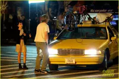 zoe-kravitz-austin-butler-film-night-scenes-for-caught-stealing-38