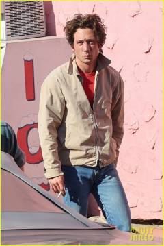 jeremy-allen-white-as-bruce-springsteen-on-set-01