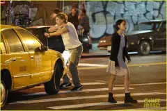 zoe-kravitz-austin-butler-film-night-scenes-for-caught-stealing-26