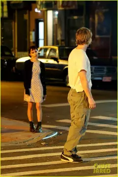 zoe-kravitz-austin-butler-film-night-scenes-for-caught-stealing-36