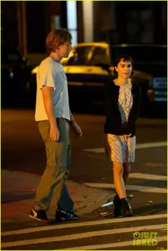 zoe-kravitz-austin-butler-film-night-scenes-for-caught-stealing-31