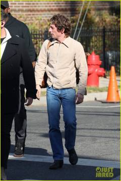 jeremy-allen-white-as-bruce-springsteen-on-set-27