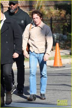 jeremy-allen-white-as-bruce-springsteen-on-set-08