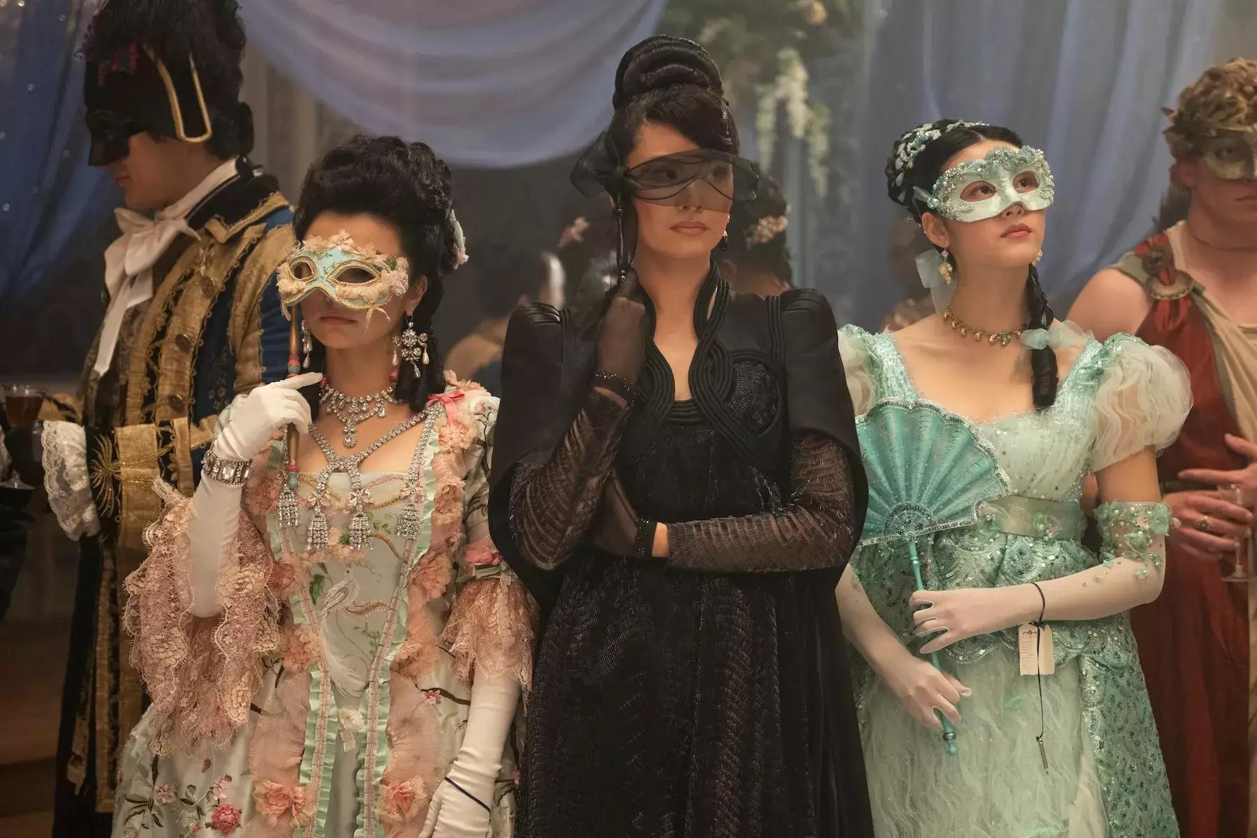 Bridgerton. (Da sinistra a destra) Michelle Mao nel ruolo di Rosamund Li, Katie Leung nel ruolo di Lady Araminta Gao, Isabella Wei nel ruolo di Posy Li nell'episodio 401 di Bridgerton. Cr. Liam Daniel/Netflix © 2025
LIAM DANIEL/NETFLIX